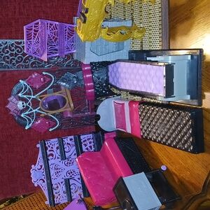 MONSTER HIGH FURNITURE LOT